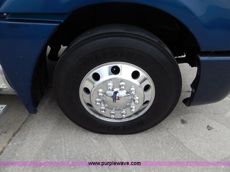 image for item H3454 2004 Freightliner Columbia semi truck