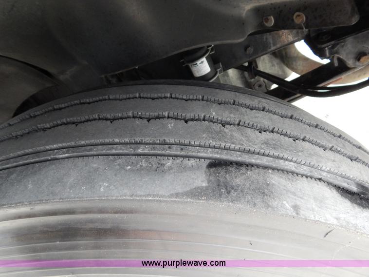 image for item H3454 2004 Freightliner Columbia semi truck