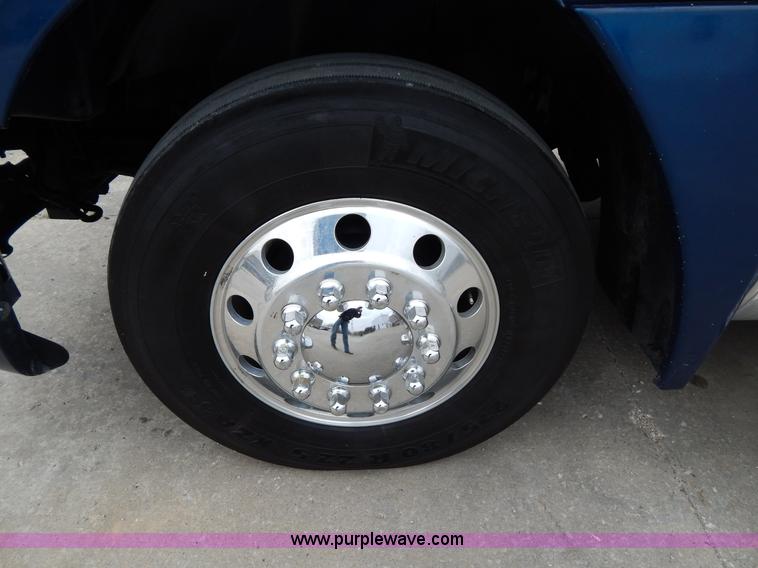 image for item H3454 2004 Freightliner Columbia semi truck