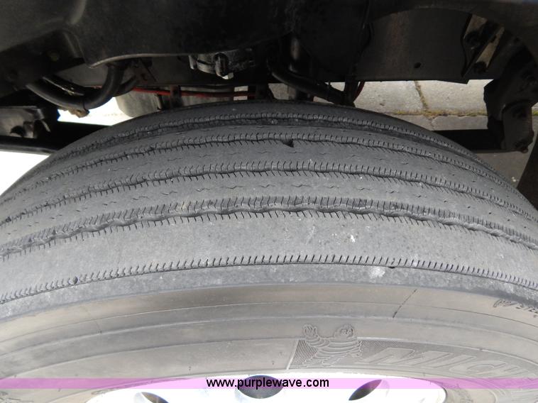 image for item H3454 2004 Freightliner Columbia semi truck