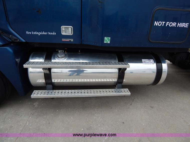 image for item H3454 2004 Freightliner Columbia semi truck