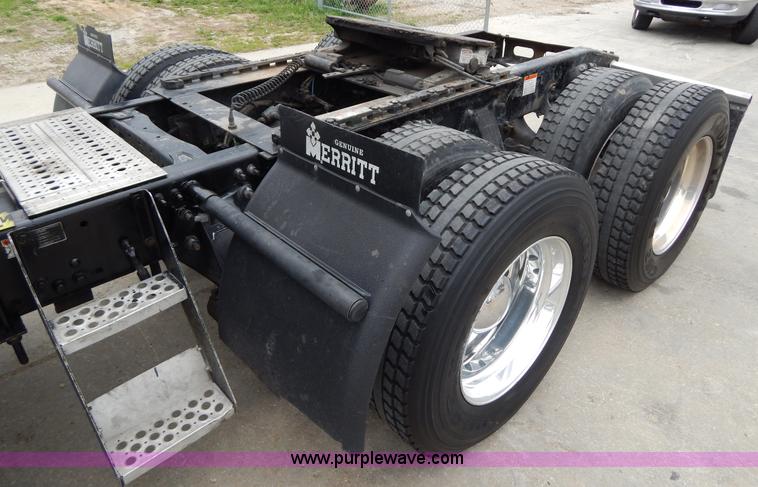 image for item H3454 2004 Freightliner Columbia semi truck