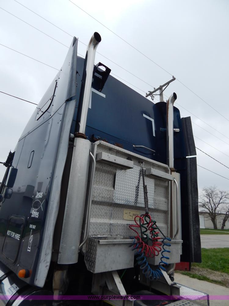 image for item H3454 2004 Freightliner Columbia semi truck