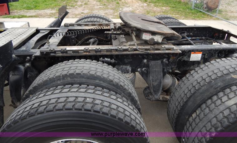 image for item H3454 2004 Freightliner Columbia semi truck