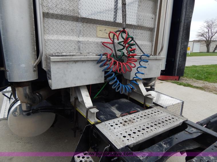 image for item H3454 2004 Freightliner Columbia semi truck