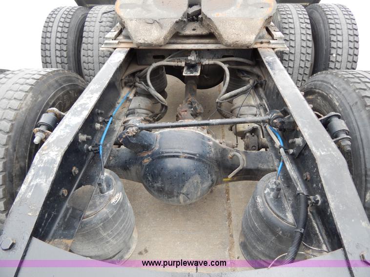 image for item H3454 2004 Freightliner Columbia semi truck