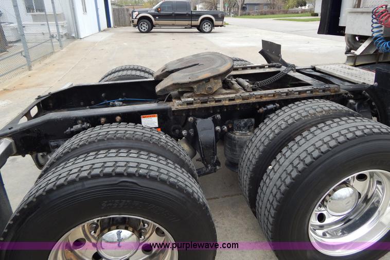 image for item H3454 2004 Freightliner Columbia semi truck