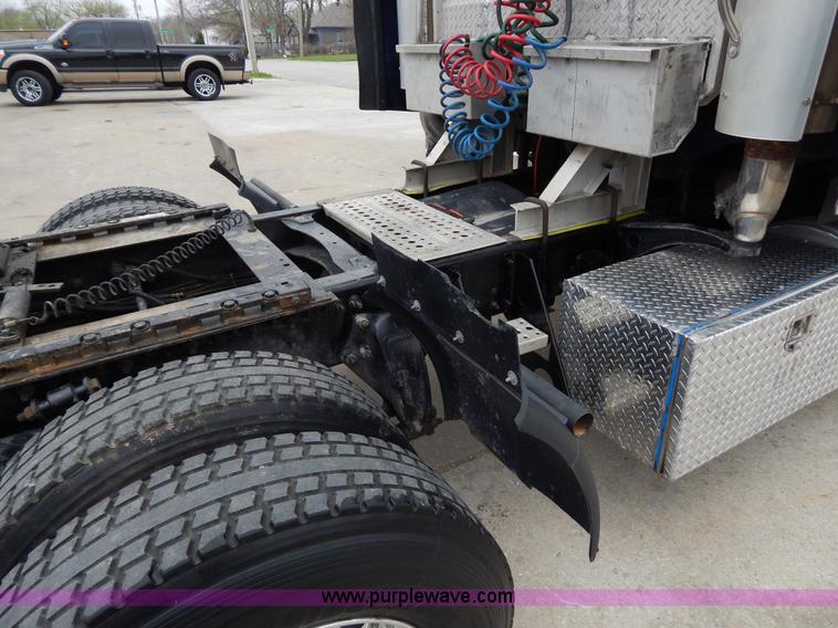 image for item H3454 2004 Freightliner Columbia semi truck