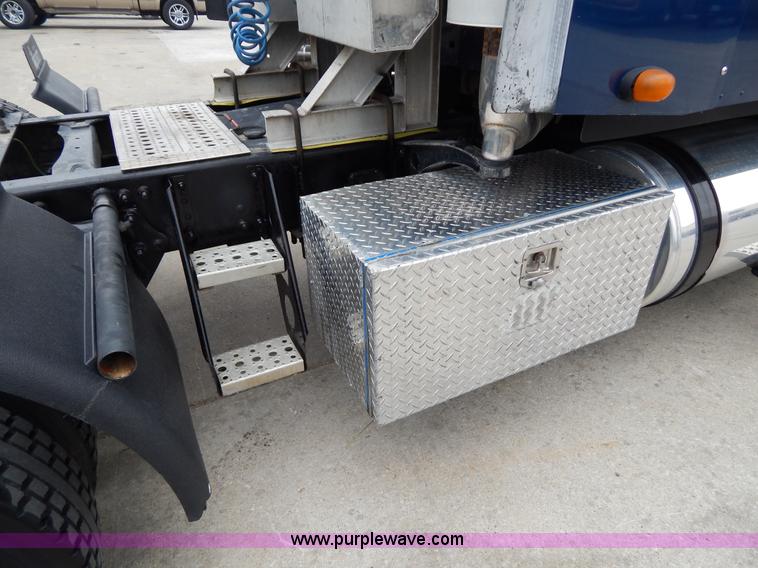 image for item H3454 2004 Freightliner Columbia semi truck