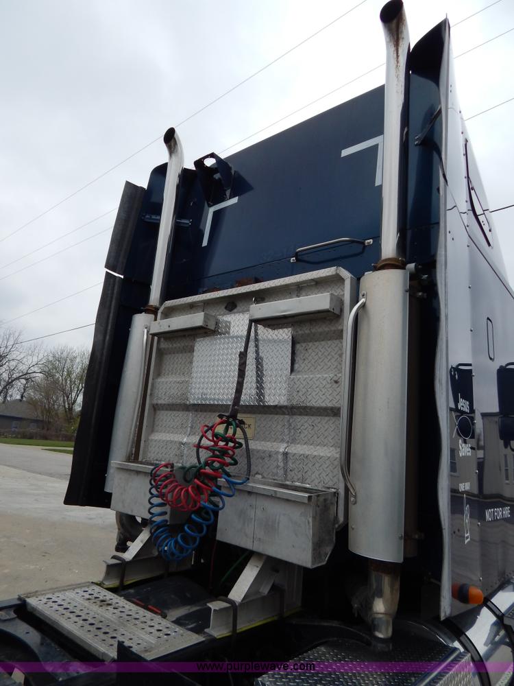 image for item H3454 2004 Freightliner Columbia semi truck