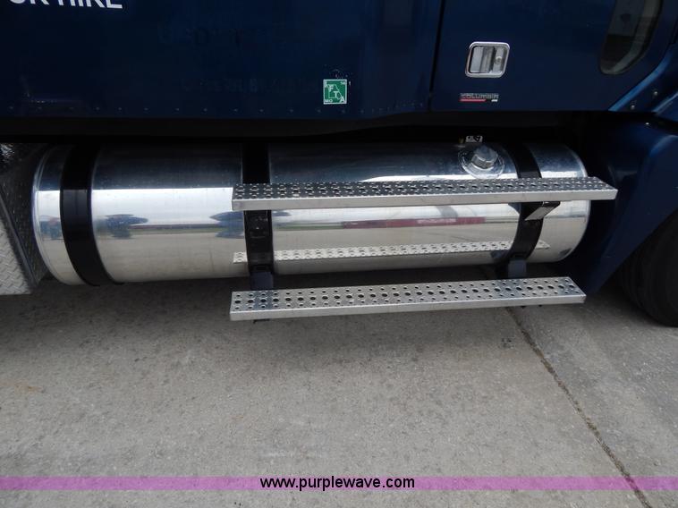 image for item H3454 2004 Freightliner Columbia semi truck