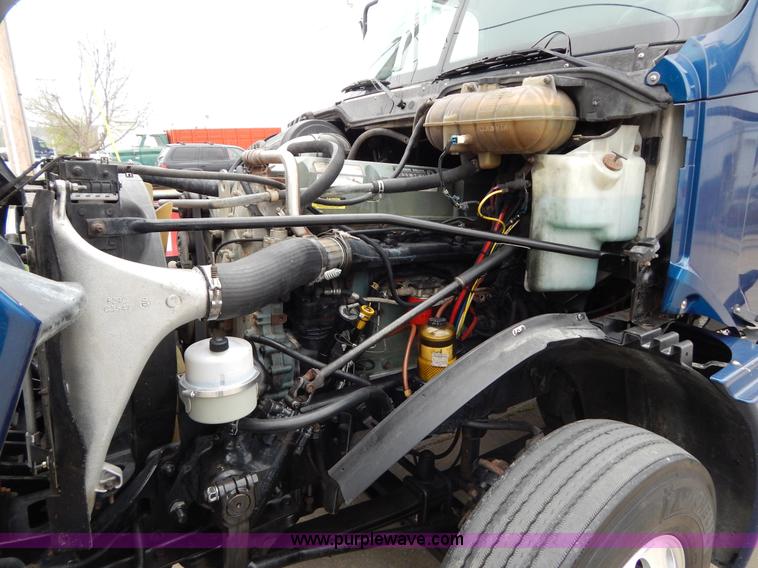 image for item H3454 2004 Freightliner Columbia semi truck