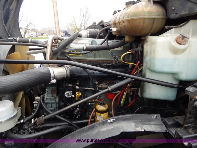 image for item H3454 2004 Freightliner Columbia semi truck