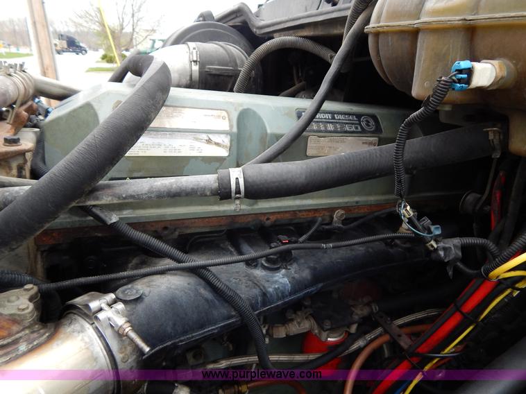 image for item H3454 2004 Freightliner Columbia semi truck