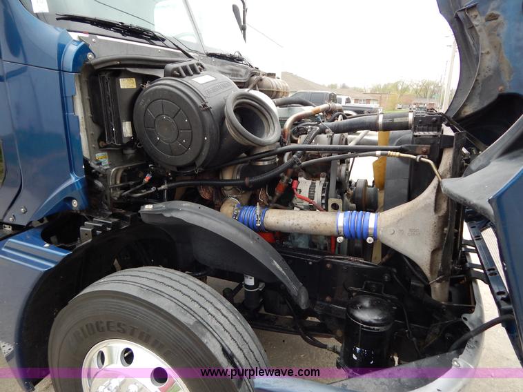 image for item H3454 2004 Freightliner Columbia semi truck