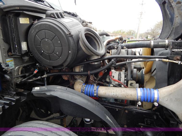 image for item H3454 2004 Freightliner Columbia semi truck