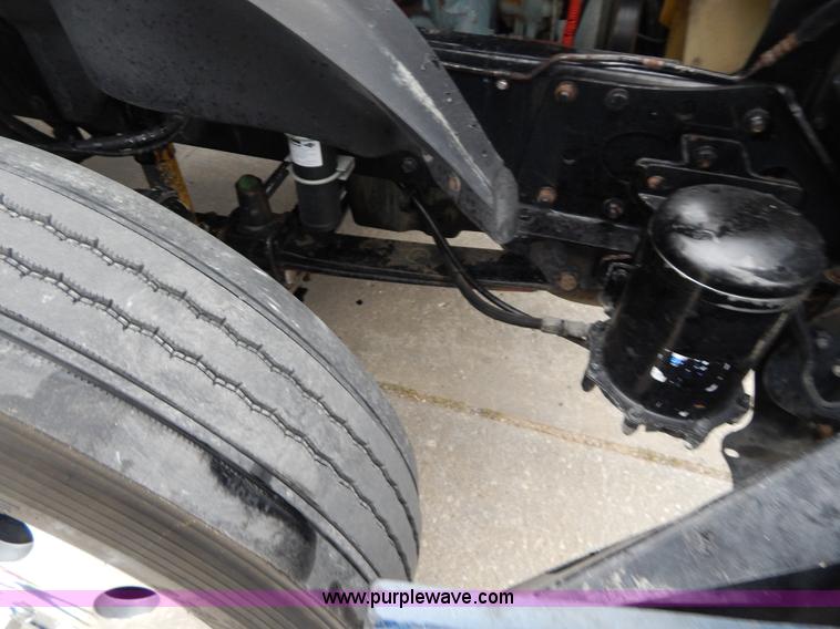 image for item H3454 2004 Freightliner Columbia semi truck