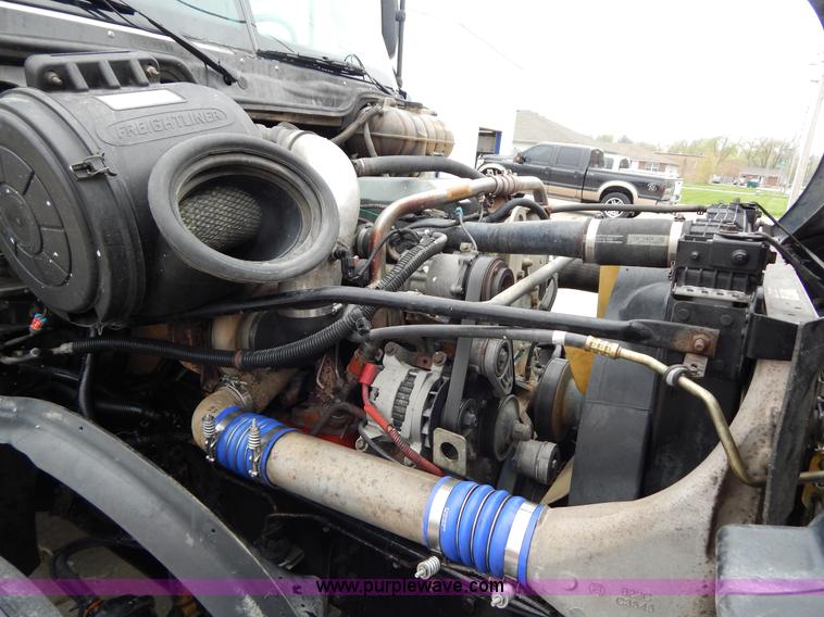 image for item H3454 2004 Freightliner Columbia semi truck