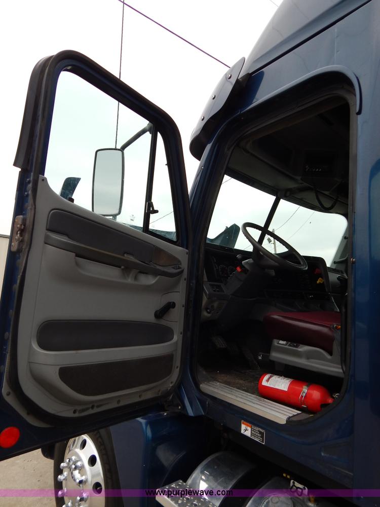 image for item H3454 2004 Freightliner Columbia semi truck