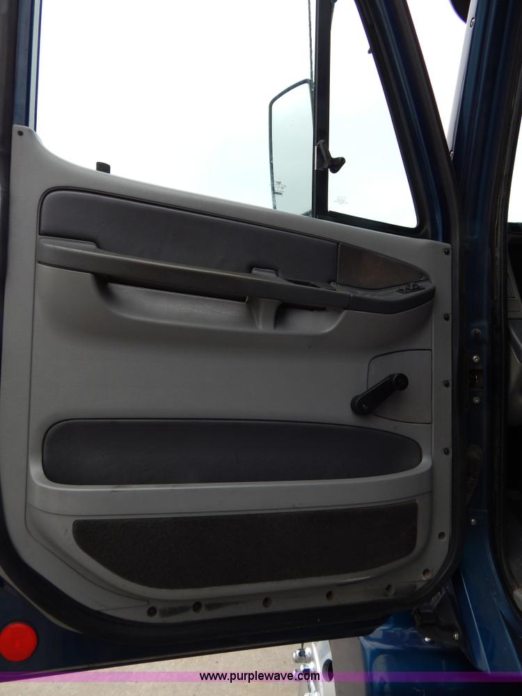 image for item H3454 2004 Freightliner Columbia semi truck