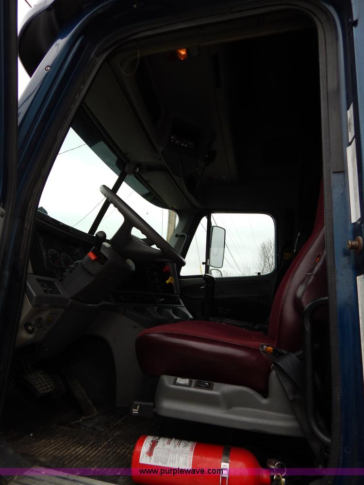 image for item H3454 2004 Freightliner Columbia semi truck