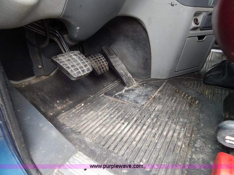 image for item H3454 2004 Freightliner Columbia semi truck