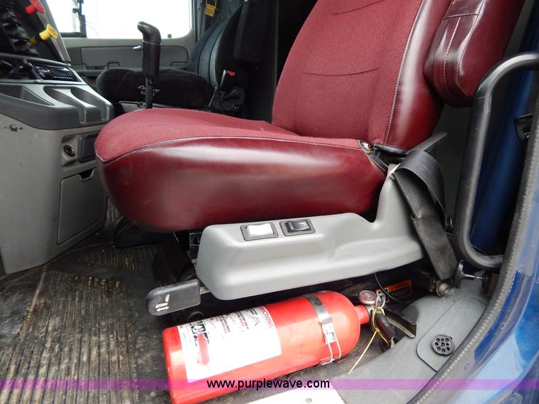 image for item H3454 2004 Freightliner Columbia semi truck