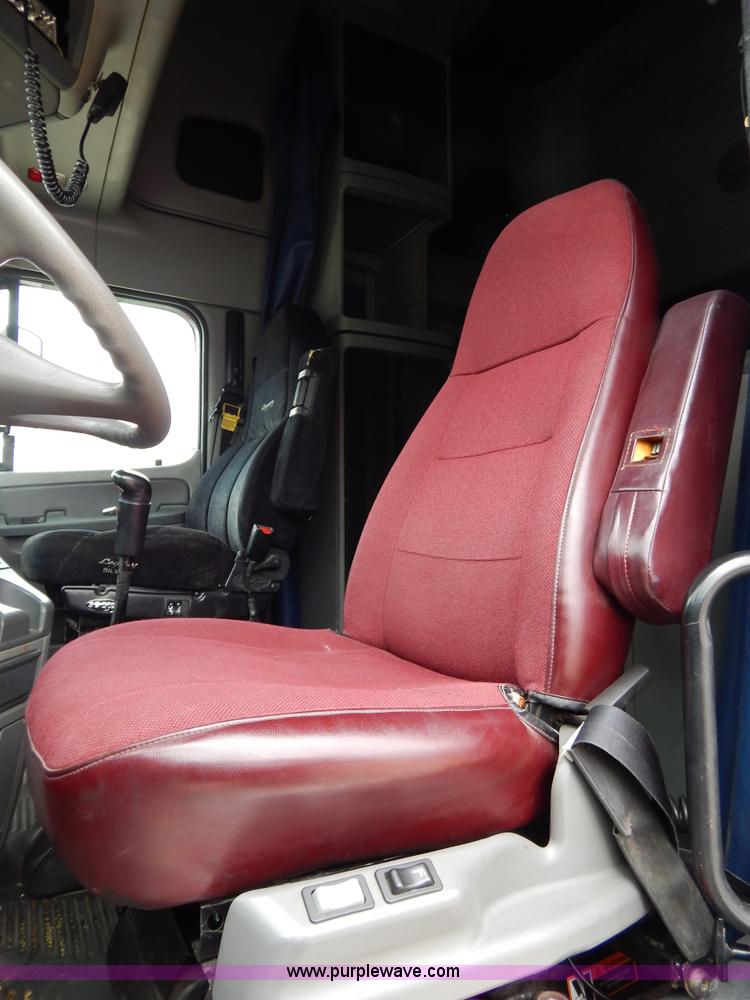 image for item H3454 2004 Freightliner Columbia semi truck