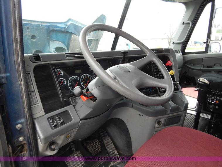 image for item H3454 2004 Freightliner Columbia semi truck