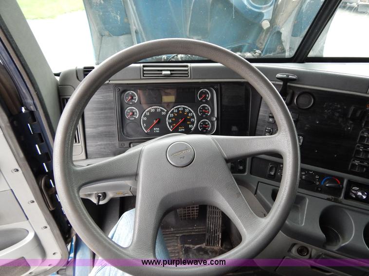 image for item H3454 2004 Freightliner Columbia semi truck