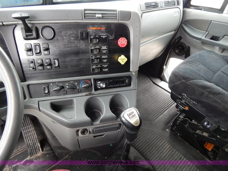 image for item H3454 2004 Freightliner Columbia semi truck