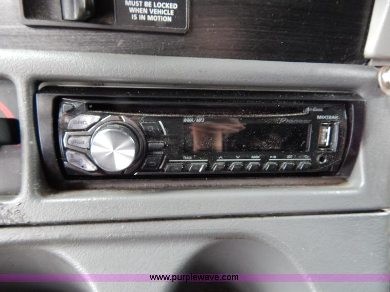 image for item H3454 2004 Freightliner Columbia semi truck