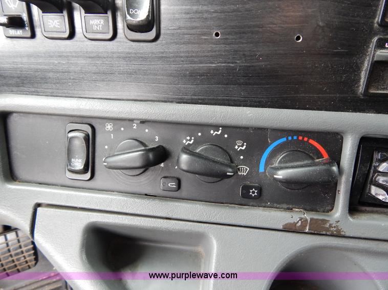 image for item H3454 2004 Freightliner Columbia semi truck