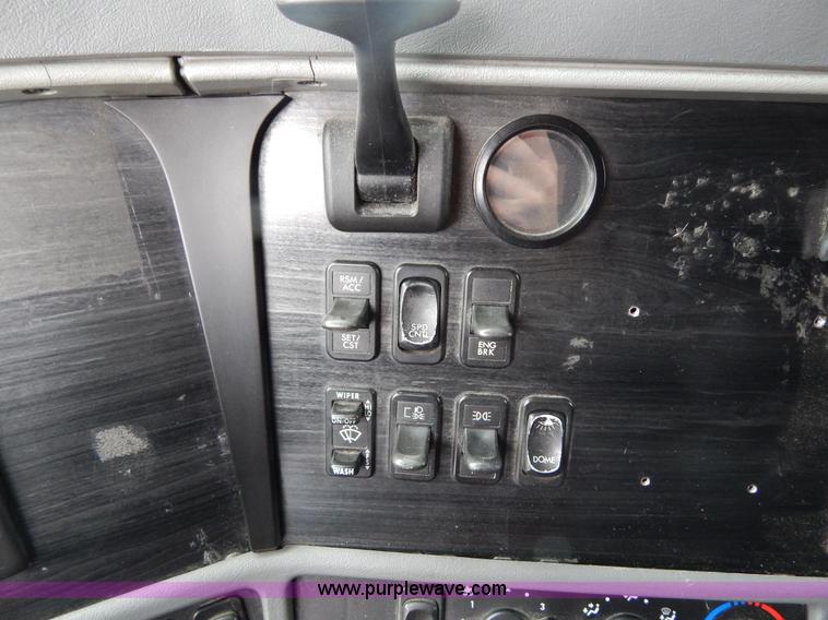 image for item H3454 2004 Freightliner Columbia semi truck