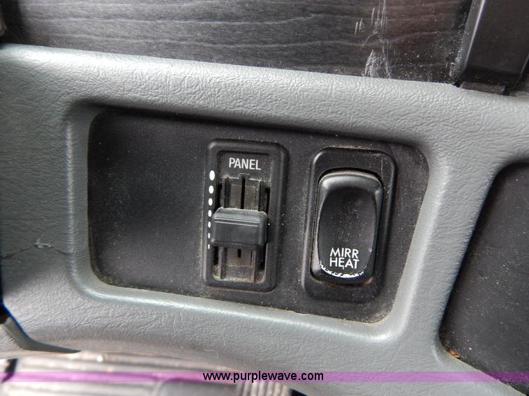 image for item H3454 2004 Freightliner Columbia semi truck