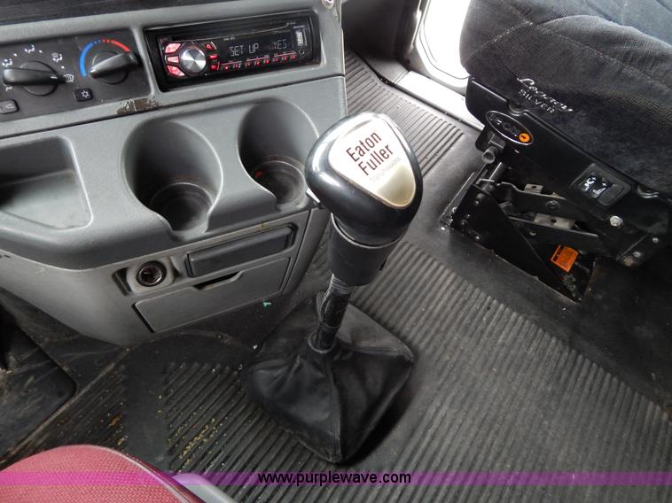 image for item H3454 2004 Freightliner Columbia semi truck