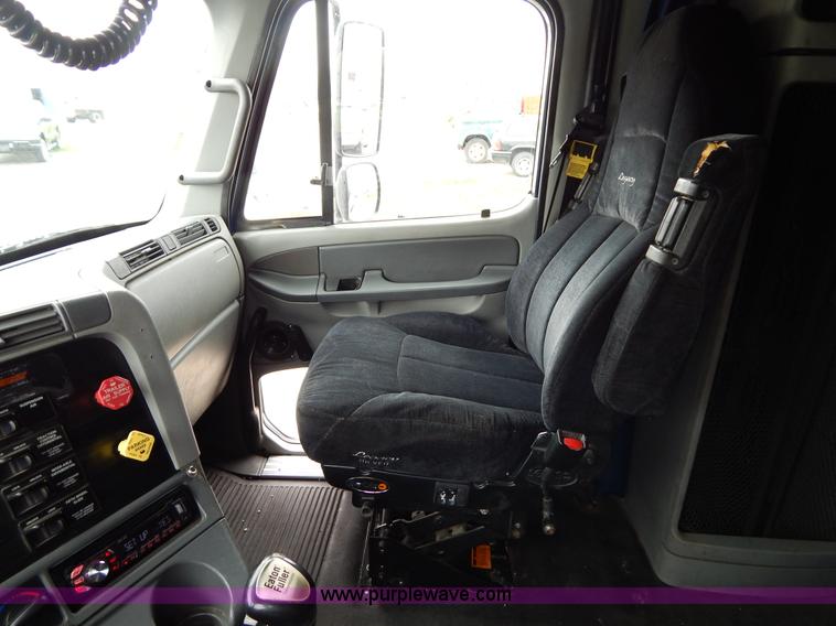 image for item H3454 2004 Freightliner Columbia semi truck