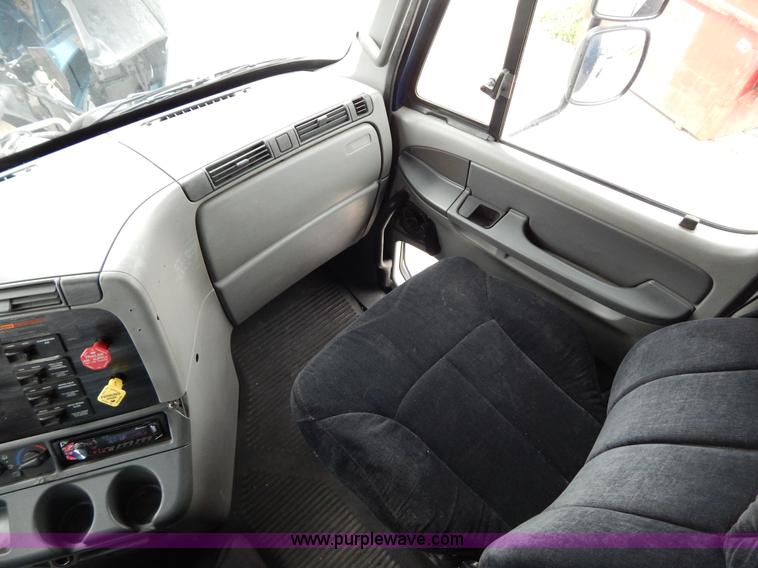 image for item H3454 2004 Freightliner Columbia semi truck