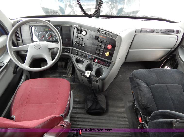 image for item H3454 2004 Freightliner Columbia semi truck