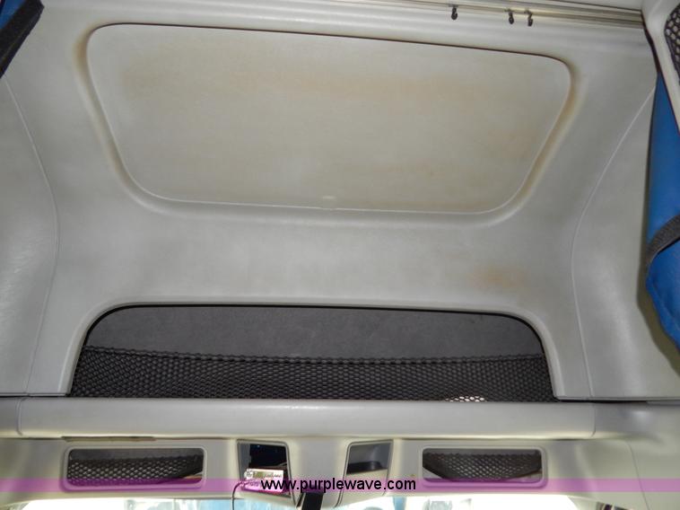 image for item H3454 2004 Freightliner Columbia semi truck