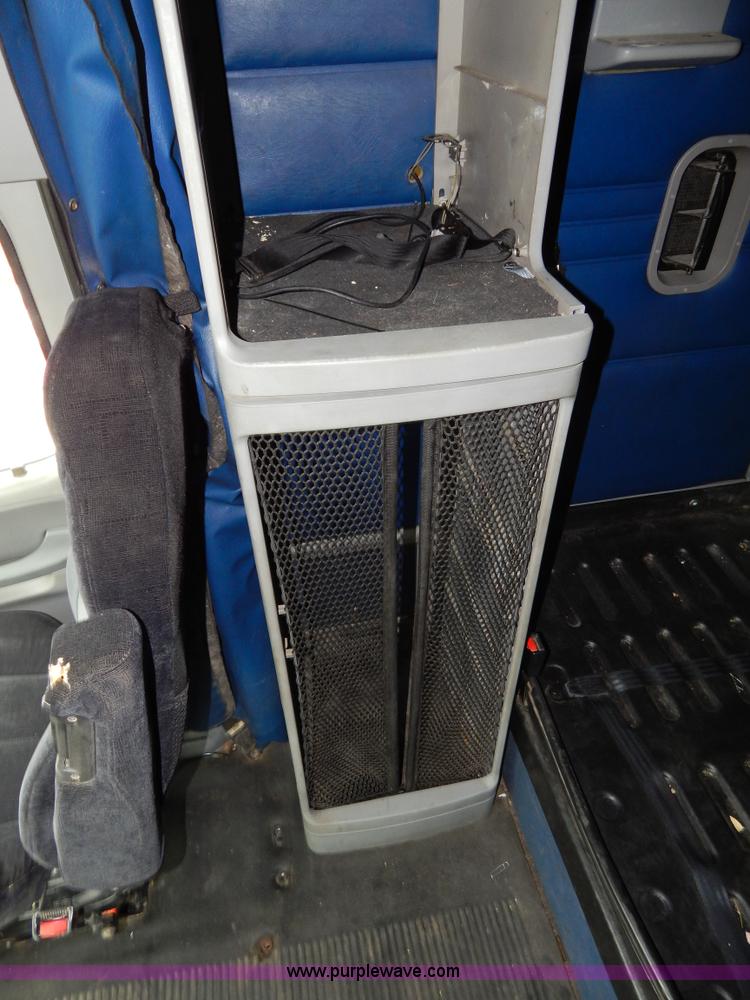 image for item H3454 2004 Freightliner Columbia semi truck