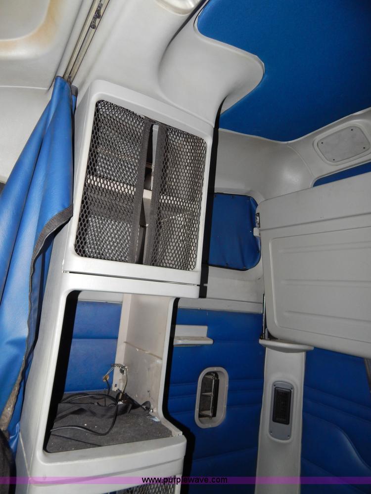 image for item H3454 2004 Freightliner Columbia semi truck