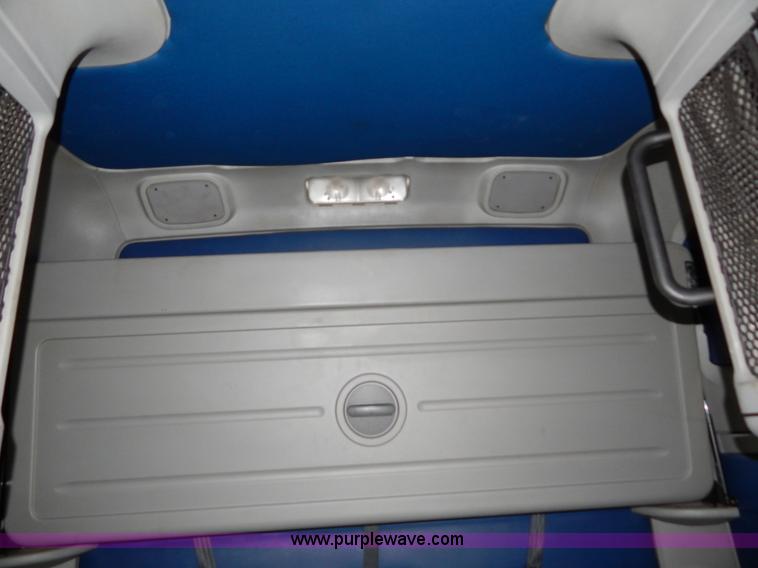 image for item H3454 2004 Freightliner Columbia semi truck