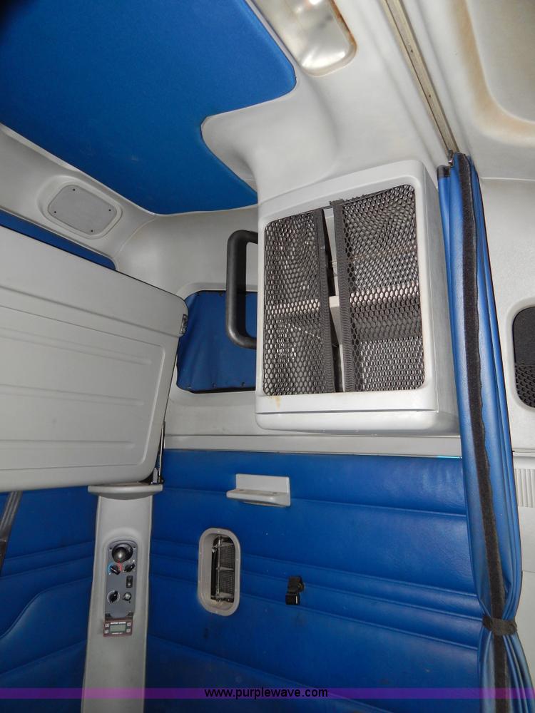 image for item H3454 2004 Freightliner Columbia semi truck