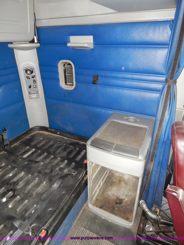 image for item H3454 2004 Freightliner Columbia semi truck