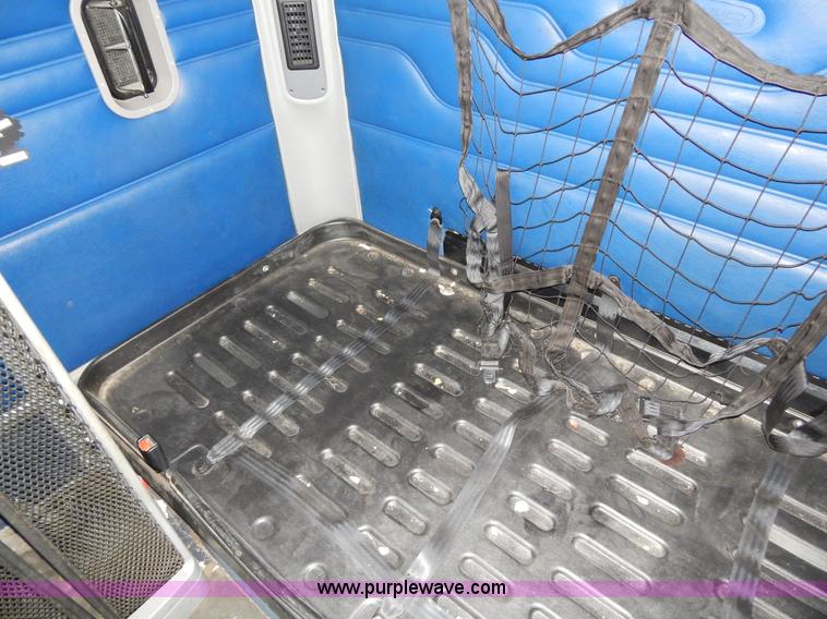 image for item H3454 2004 Freightliner Columbia semi truck