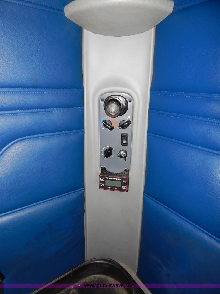 image for item H3454 2004 Freightliner Columbia semi truck