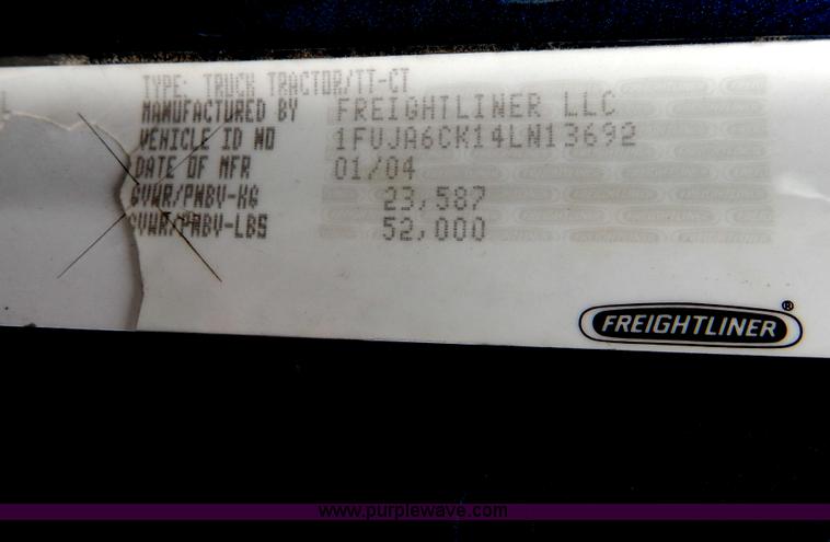 image for item H3454 2004 Freightliner Columbia semi truck