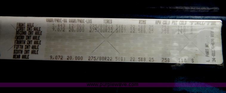 image for item H3454 2004 Freightliner Columbia semi truck