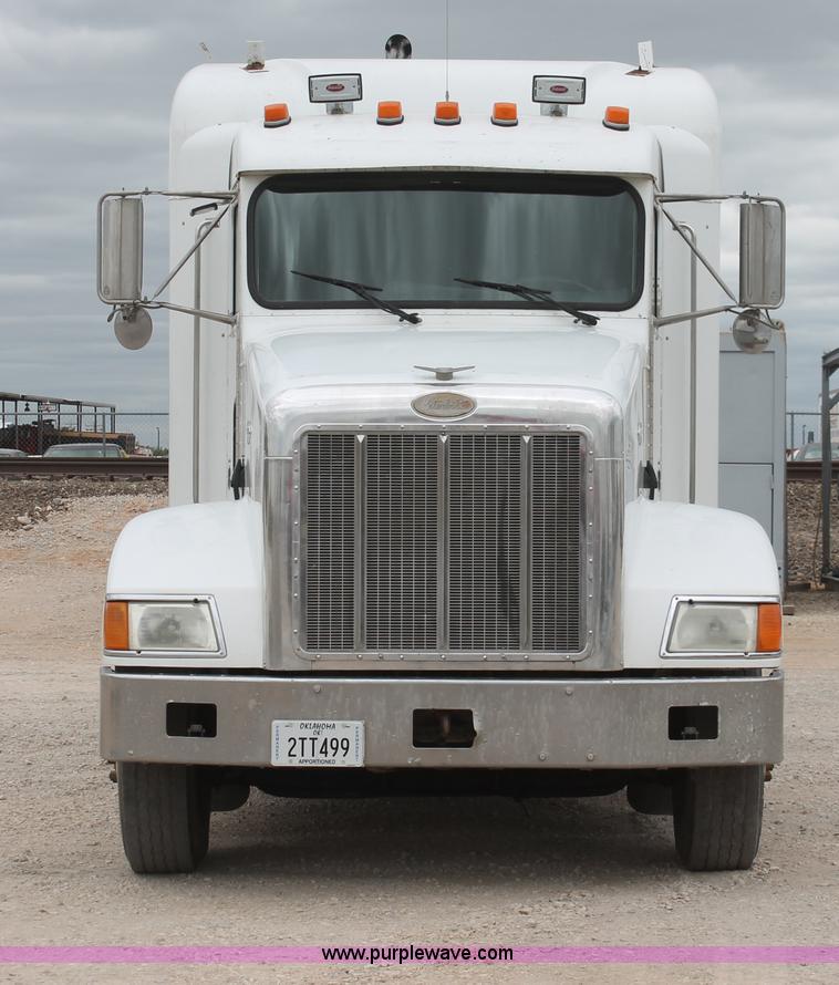 image for item H5679 1998 Peterbilt 385 semi truck